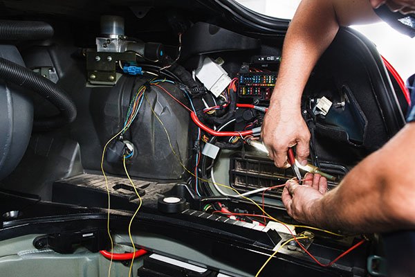 AdobeStock_116045603 Resolve Stereo Short Car Electrical Dies While Driving