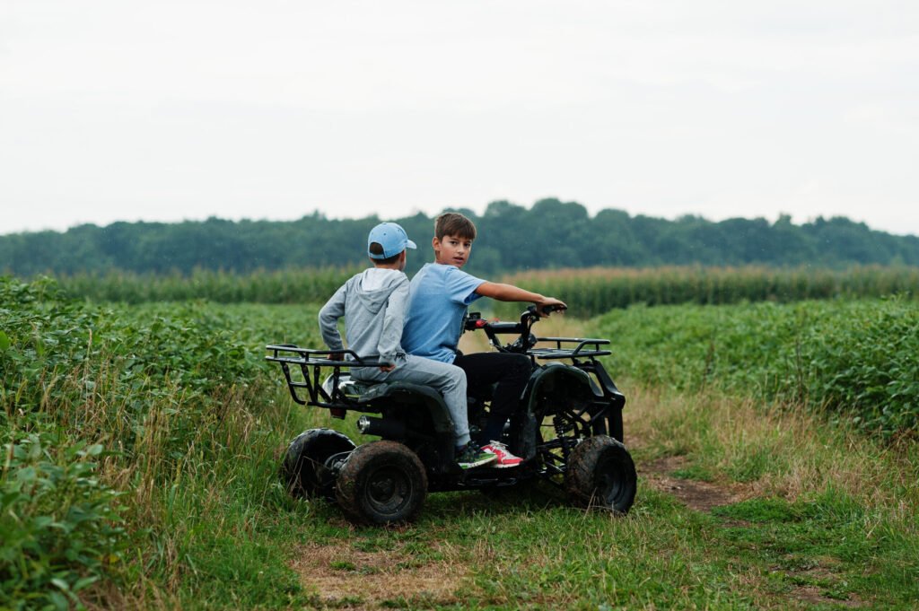 deux-freres-au-volant-d-un-quad-vtt-a-quatre-roues-moments-heureux-pour-les-enfants-1024x681 Your Guide to 24v Electric Cars