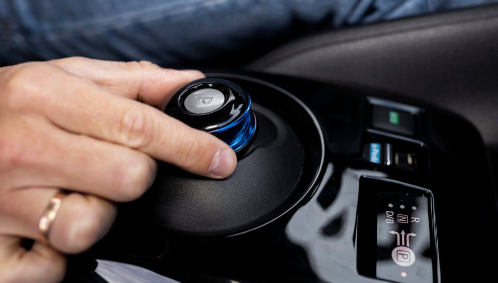 does air conditioning use gas or electricity in a car