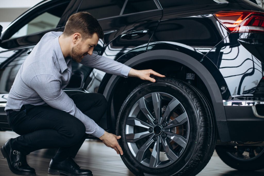 homme-choisissant-une-voiture-et-verifiant-les-pneus-1024x683 Sailun Electric Car Tiure: Find the Perfect Fit