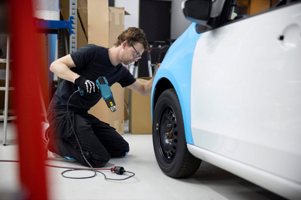 homme-plein-coup-emballant-une-voiture-avec-une-couverture-bleue-1024x683 Car Electrical Repairs – Get Professional Help to Fix Your Vehicle