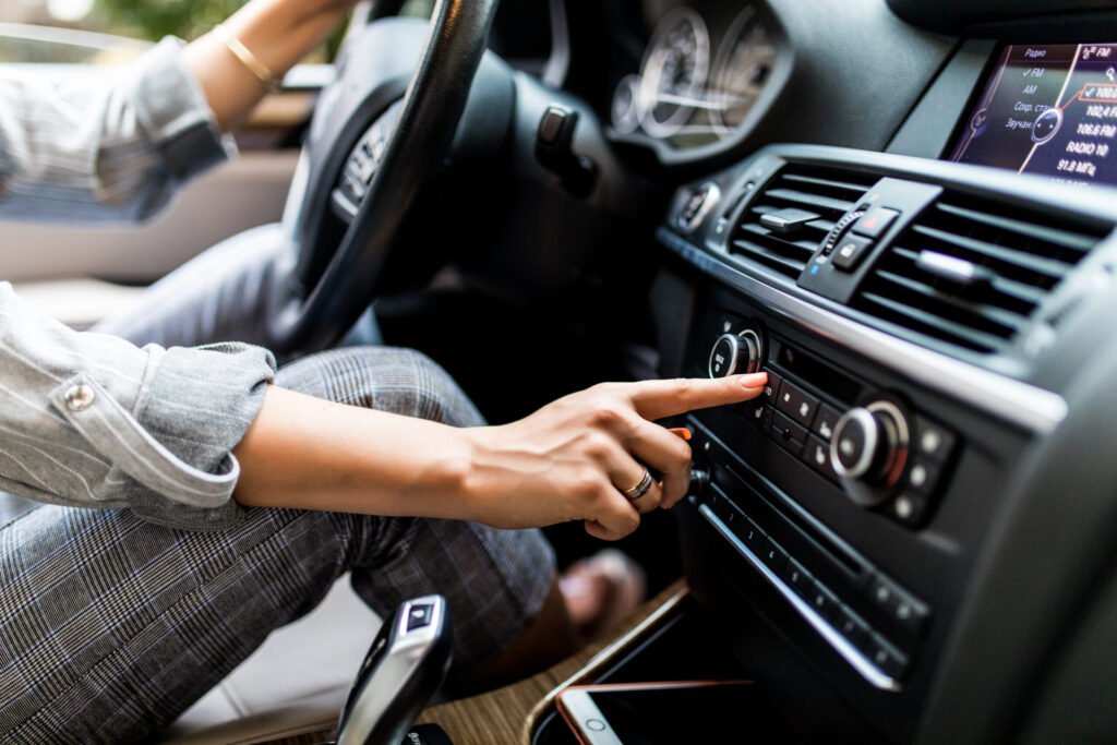 tableau-de-bord-de-voiture-gros-plan-de-la-radio-femme-met-en-place-la-radio-en-conduisant-une-voiture-1-1024x683 Find the Perfect car Electric Fans for You