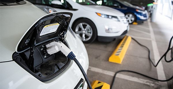 EV Tax Credits & Rebates 2025: State-by-State Guide (Updated) Now